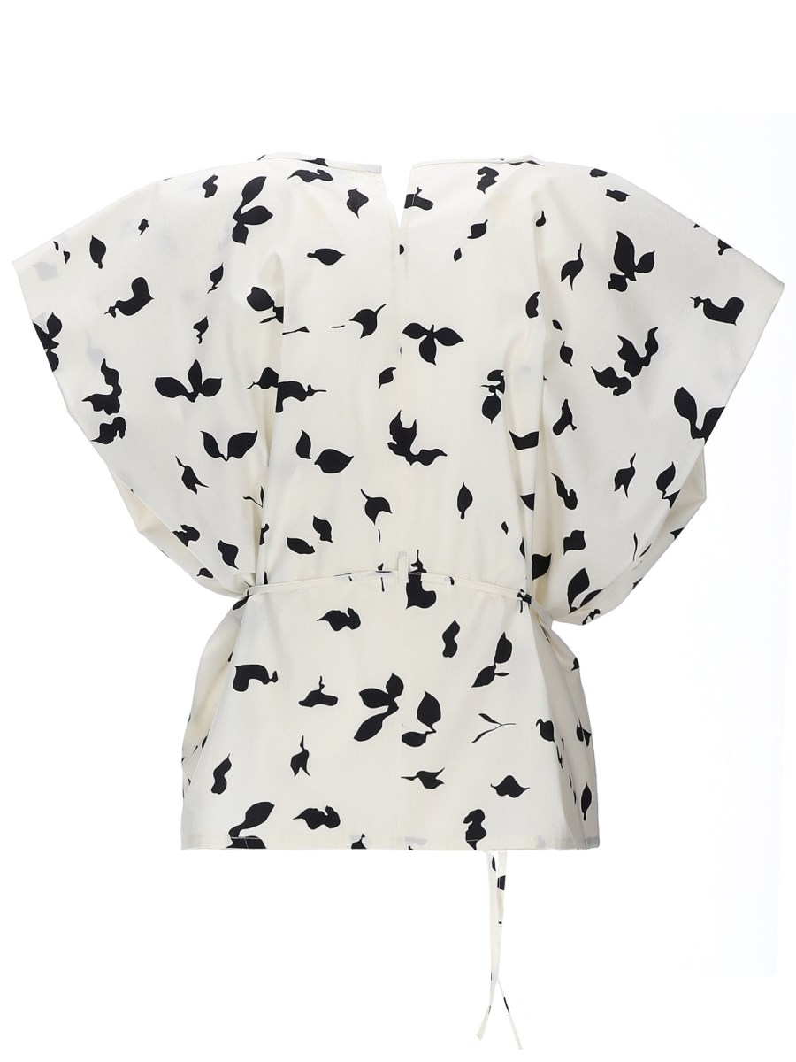 TOP SMANICATO CON NASTRO