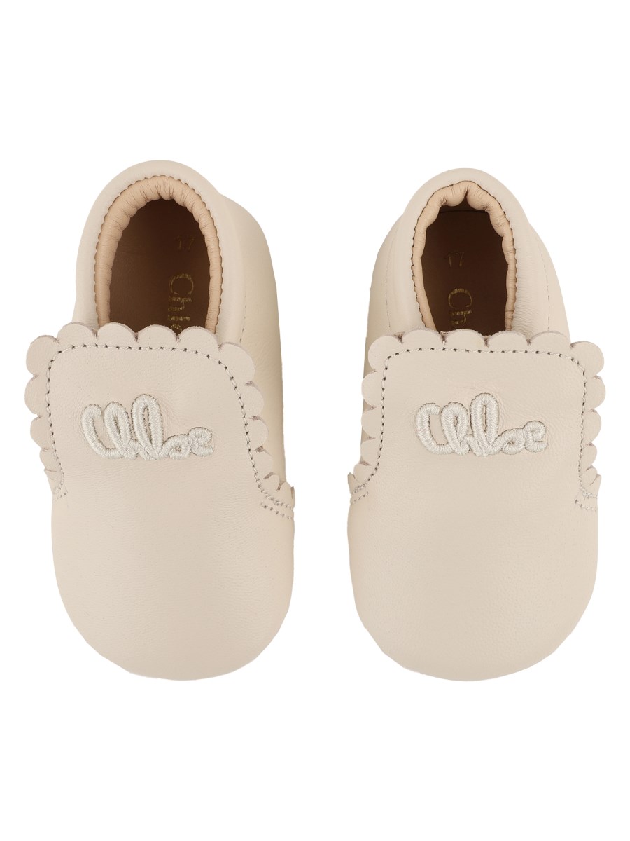 SCARPE IN PELLE CON LOGO RICAMATO 