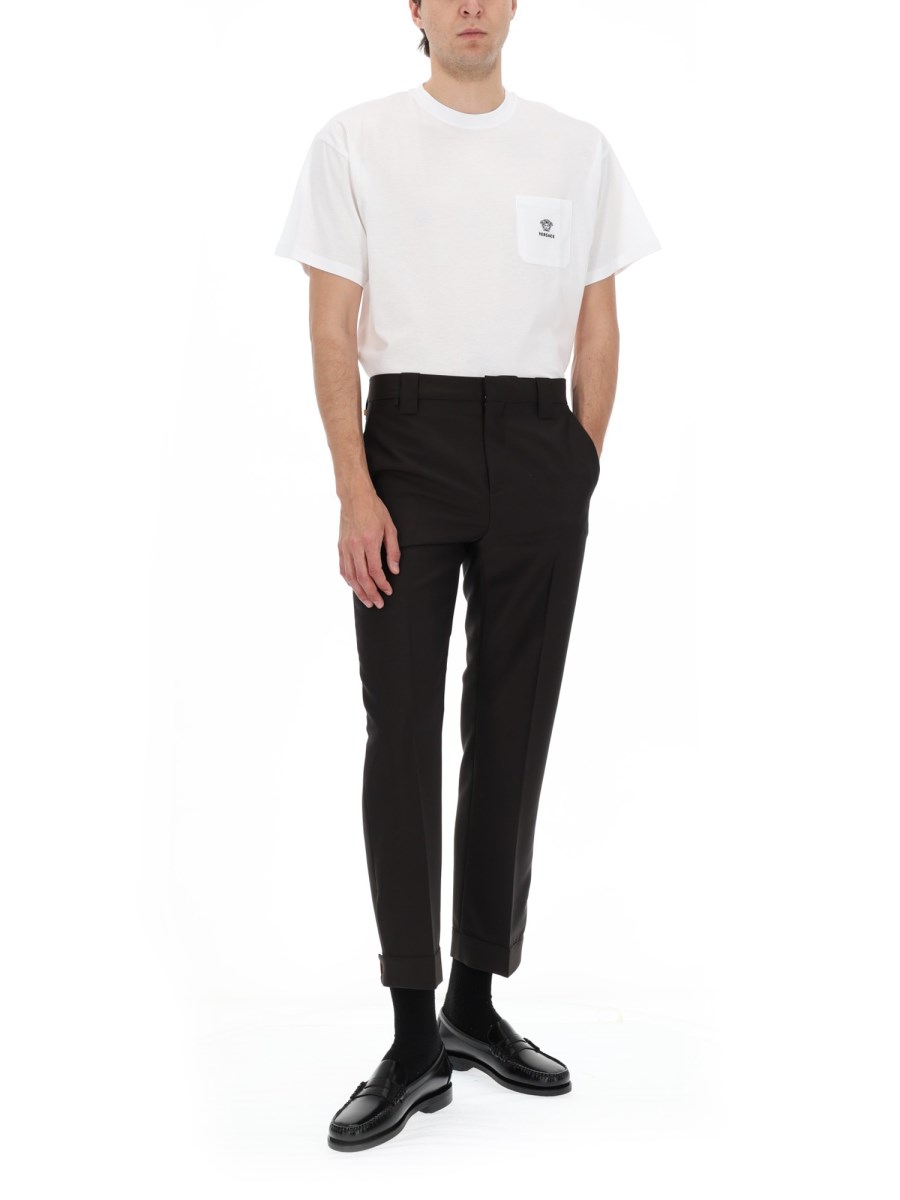 T-SHIRT CON TASCHINO E LOGO