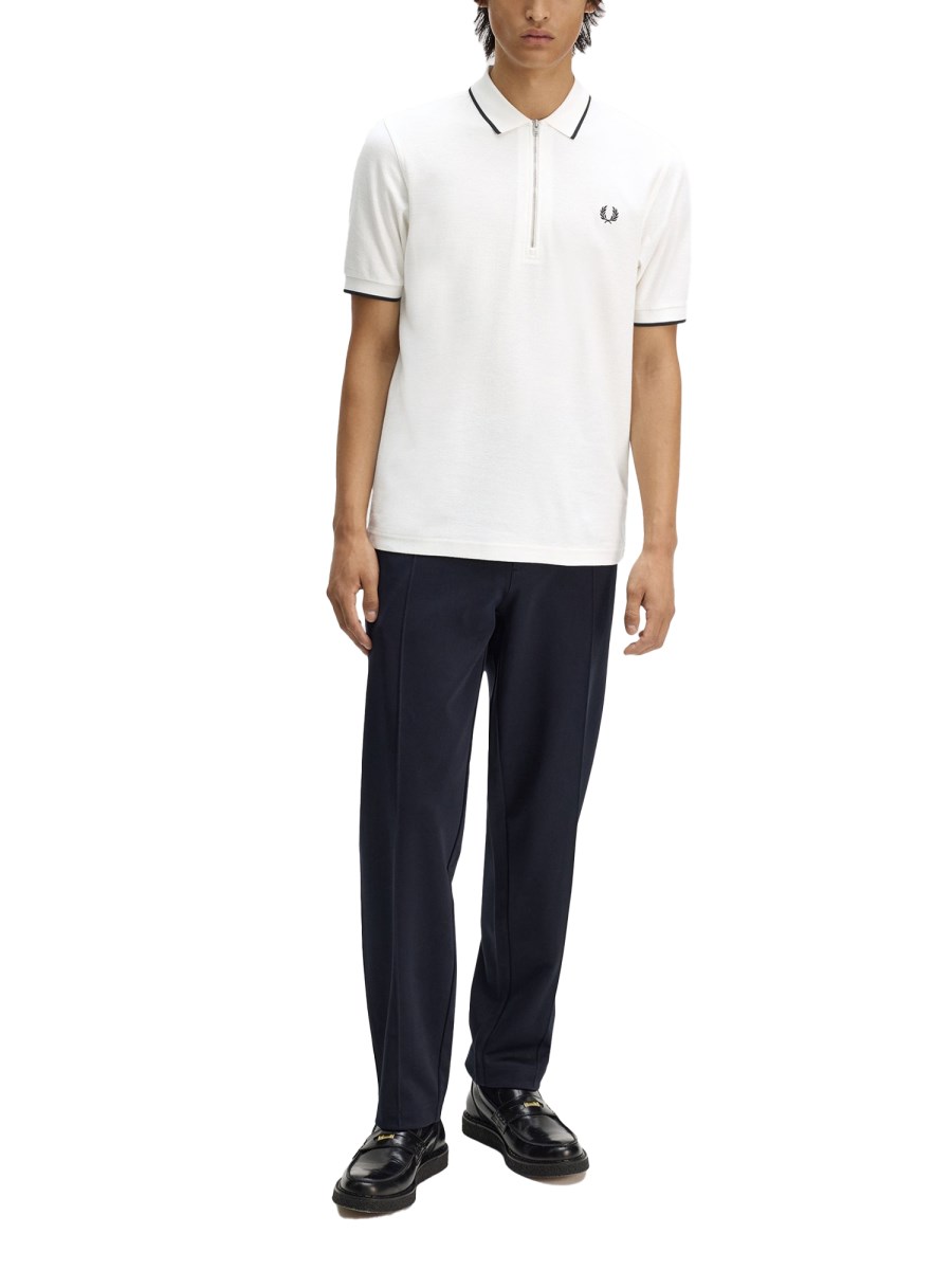 POLO CON ZIP E LOGO