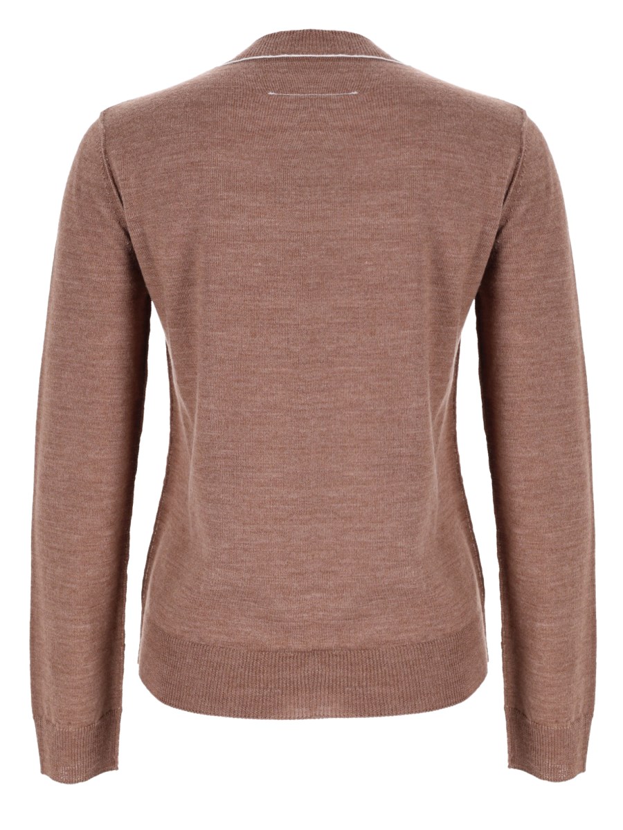 maglia con patch logo