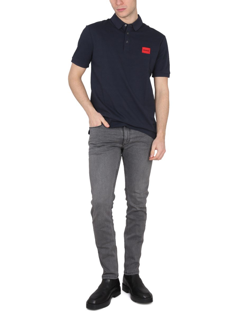 POLO CON PATCH LOGO