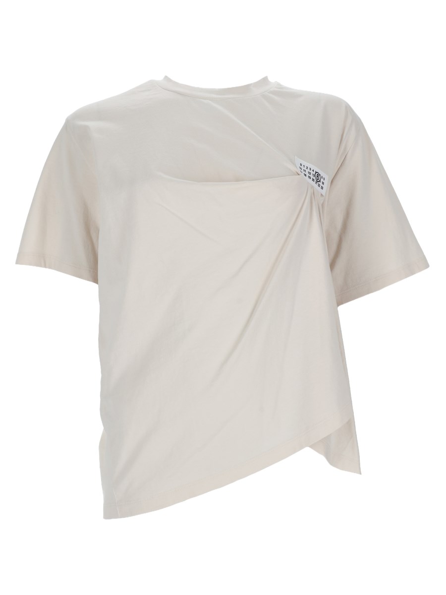 t-shirt con drappeggio e patch logo