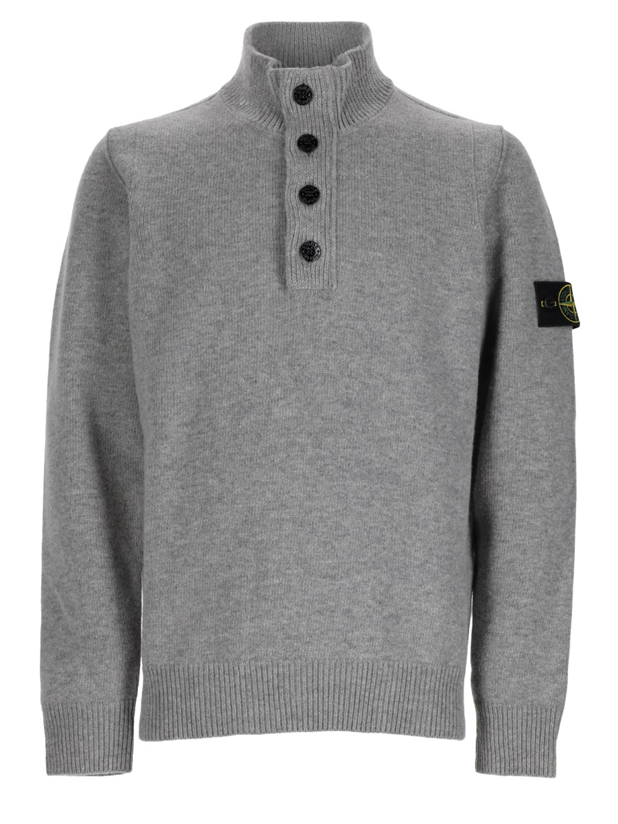 MAGLIA CON BOTTONI E PATCH LOGO