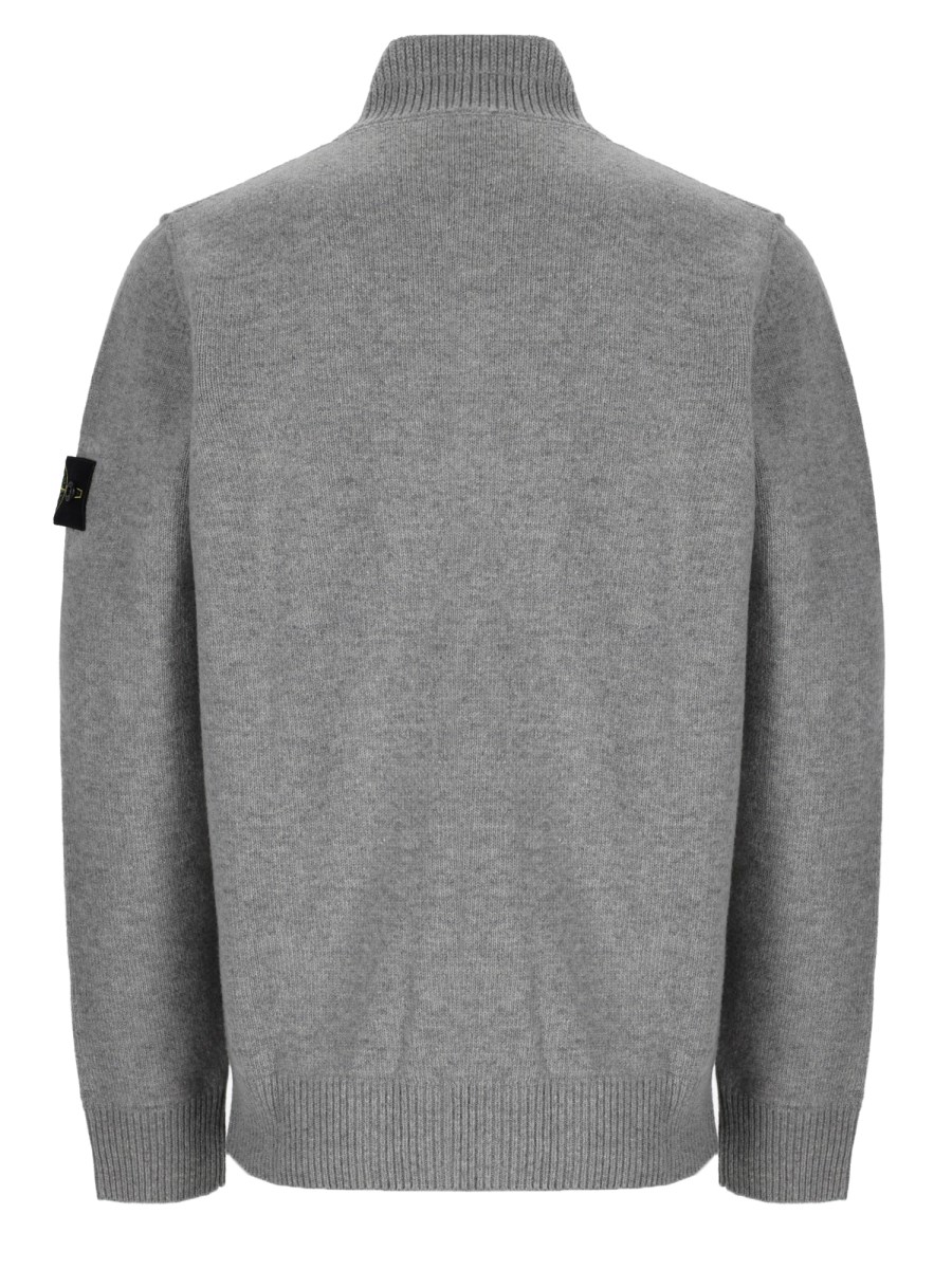 MAGLIA CON BOTTONI E PATCH LOGO
