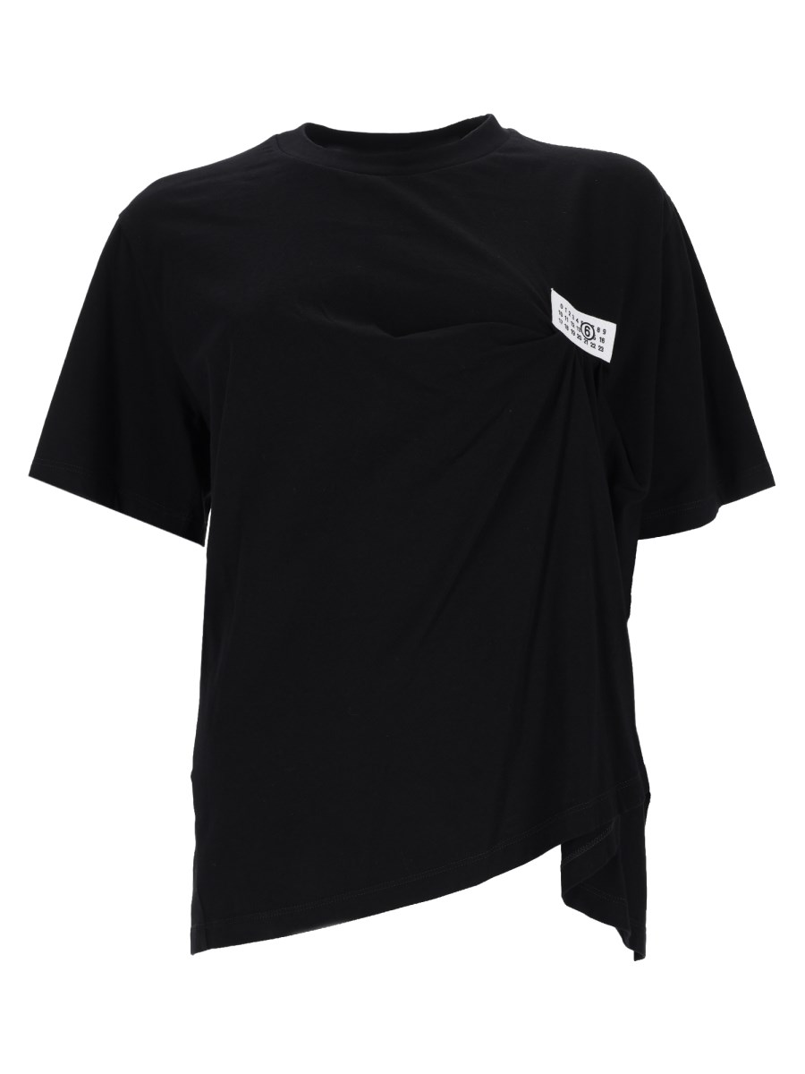 t-shirt con drappeggio e patch logo