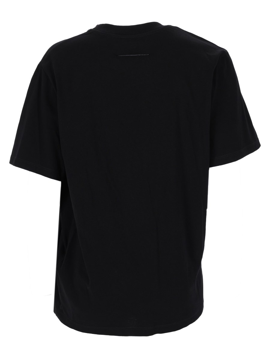 t-shirt con drappeggio e patch logo