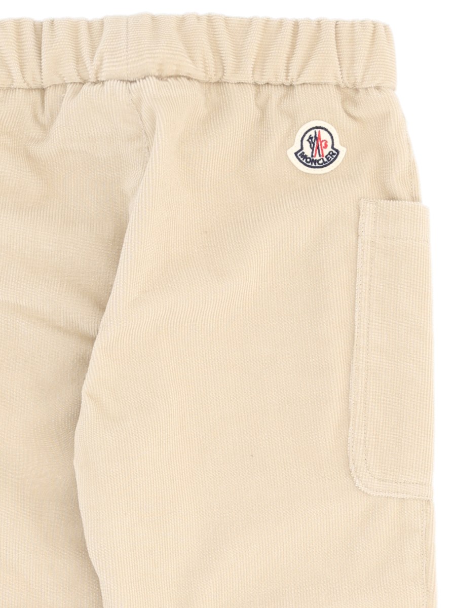 Pantalone con tasche laterali in velluto a coste