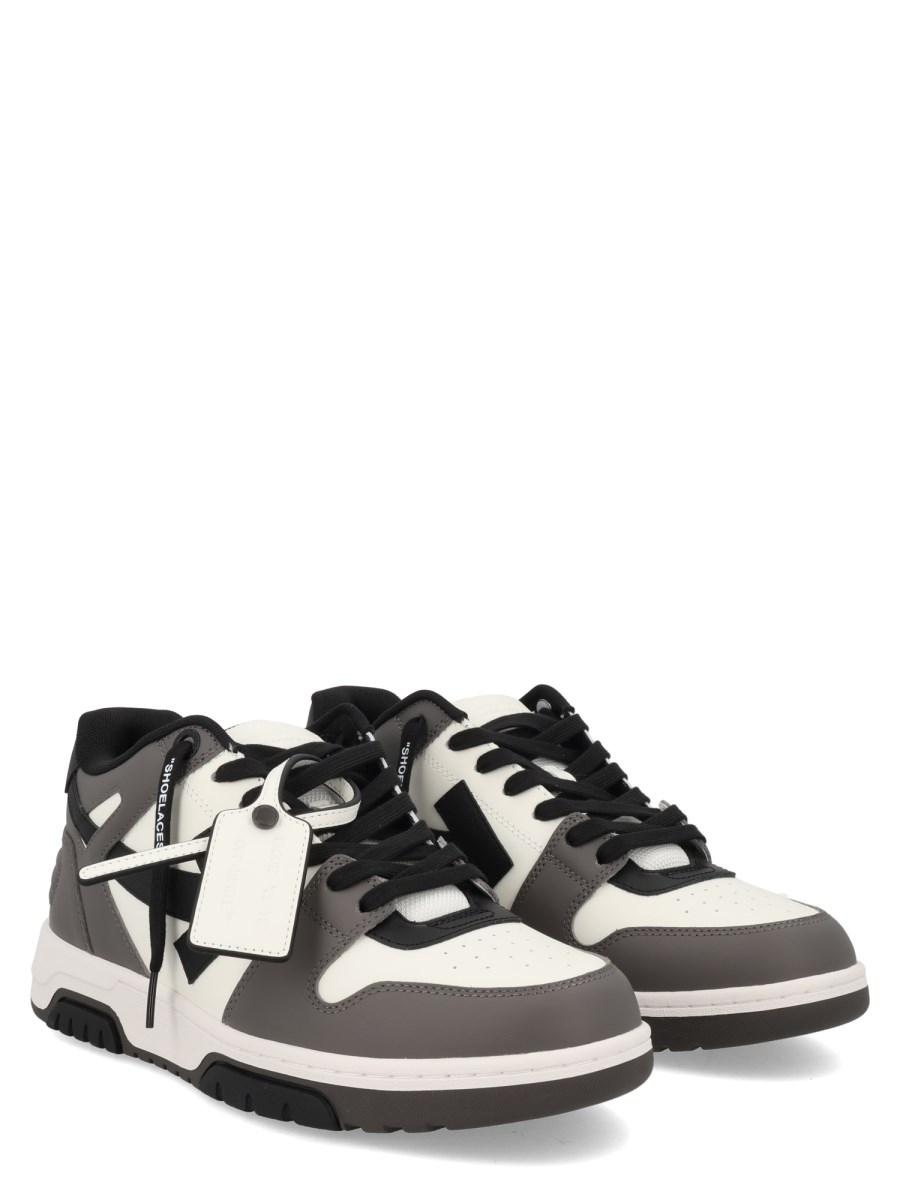 SNEAKER OUT OF OFFICE