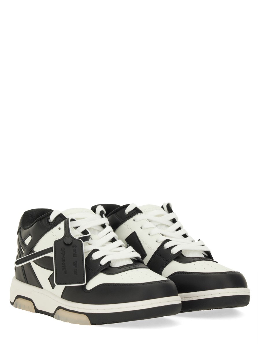 SNEAKER OUT OF OFFICE