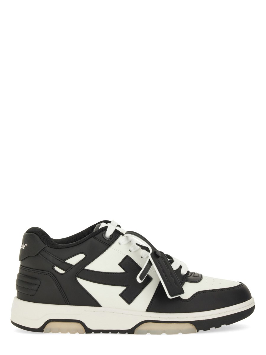 SNEAKER OUT OF OFFICE